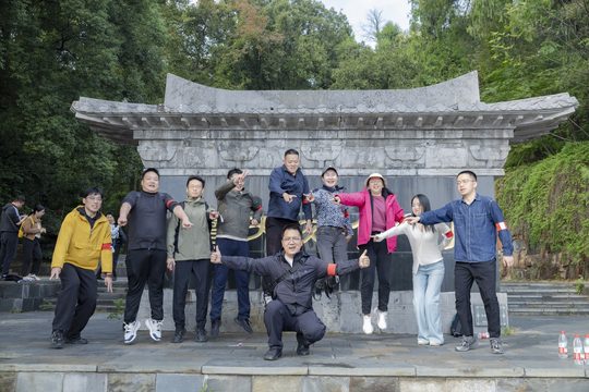 把小组照片带回终点,留下这次共同出游的记录。