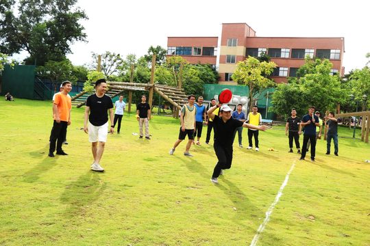 飞盘搭配实拍参考:从传接练习进入小组配合。