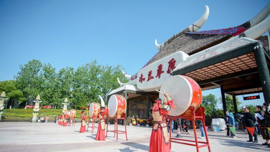 木兰草原入口活动实景;具体演出随团期安排。