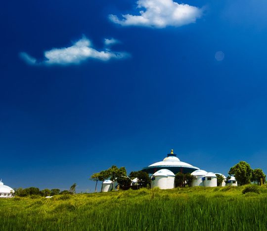 草地与蒙古风格建筑,是景区休闲取景的一部分。
