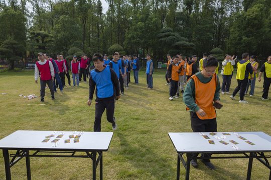 各组在自己的牌区轮流挑战。