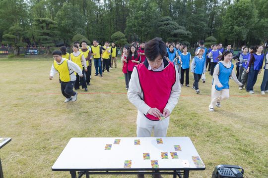 队员依次上场,观察、记忆和行动相互衔接。