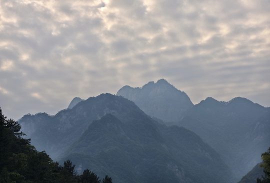 明堂山层叠山景;山地行程给完整游览留足时间。
