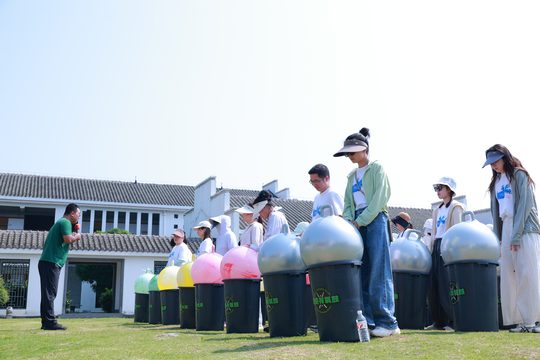 器材展开之后,队员一起跟拍和练习动作。