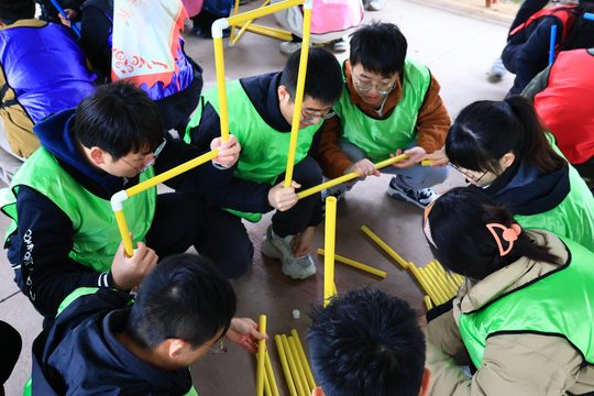 管道、接头与小组分工,组成“呼吸的力量”挑战。