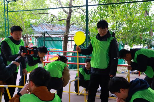 各组用同一套规则完成自己的搭建任务。