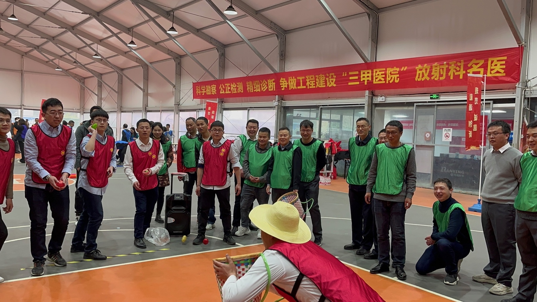 背篓接绣球团建游戏