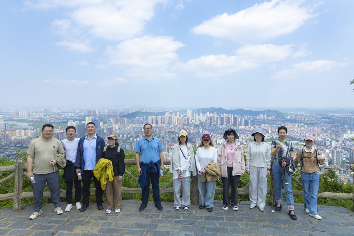 八分山顶全员合影